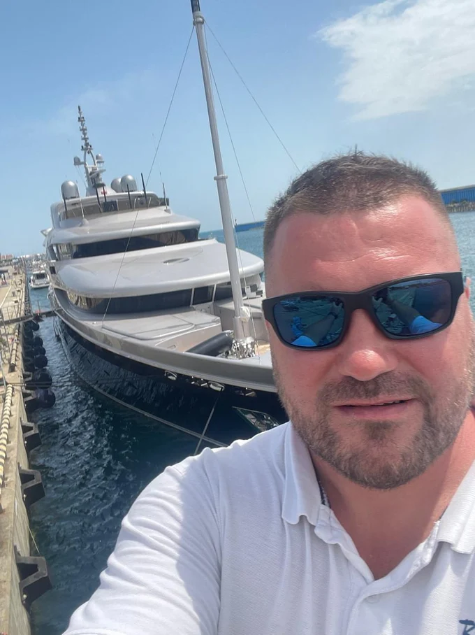 Меня зовут Александр Гарванко.
Я эксперт по окраске и ремонту яхт с более чем 20-летним опытом в судостроении и яхтенной индустрии.

